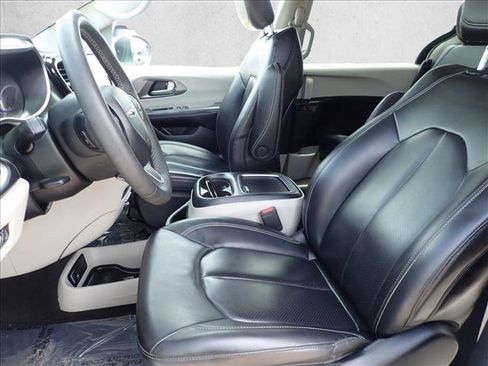 Used 2023 Chrysler Pacifica Touring-L FWD image 13