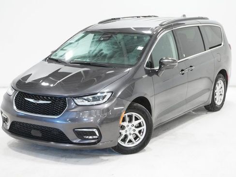 Used 2022 Chrysler Pacifica Touring-L w/ Uconnect Theater Family Group image 2