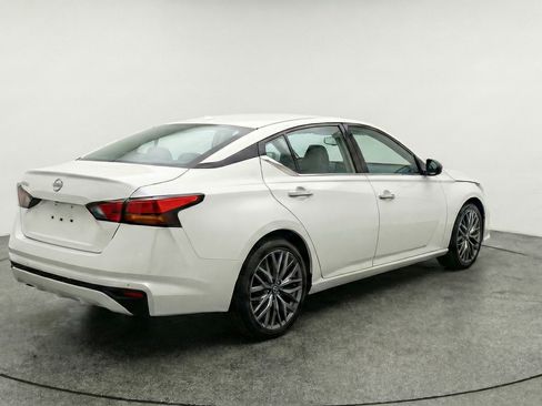 Used 2025 Nissan Altima 2.5 SV image 9