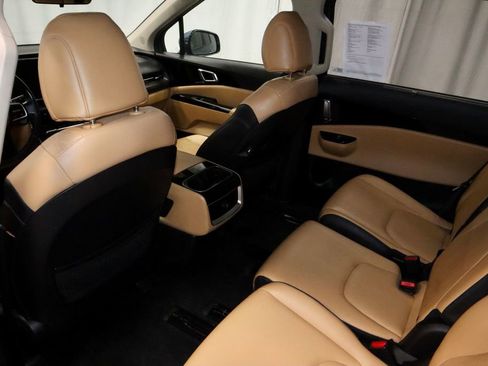 Used 2023 Kia Carnival EX FWD image 22