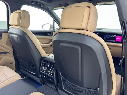 Used 2025 Porsche Cayenne E-Hybrid image 36