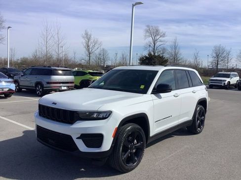 Used 2023 Jeep Grand Cherokee Altitude image 2