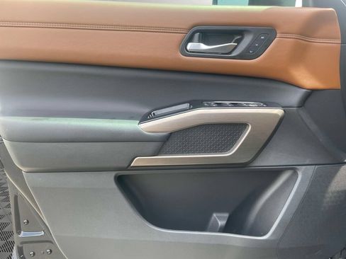 Used 2025 Nissan Pathfinder Platinum FWD image 18