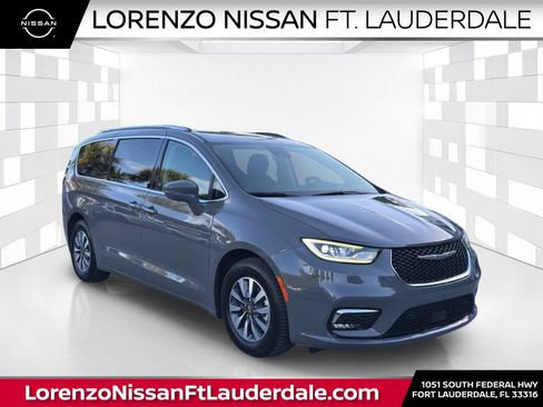Used 2021 Chrysler Pacifica Touring-L FWD image 1