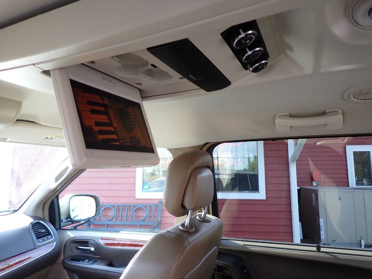 Used 2014 Chrysler Town & Country Touring-L w/ Driver Convenience Group FWD image 9