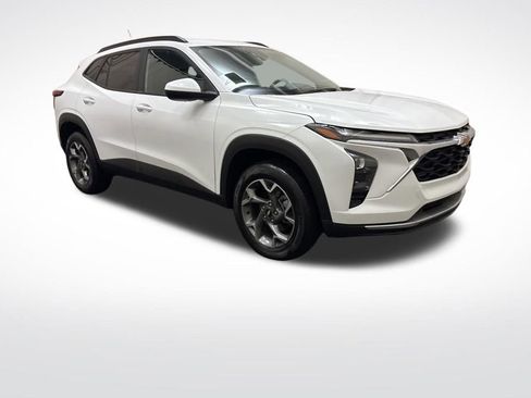 Used 2025 Chevrolet Trax LT image 3