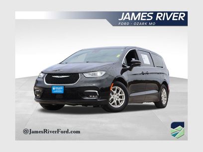 Used 2025 Chrysler Pacifica Select