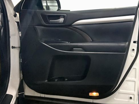 Used 2019 Toyota Highlander XLE AWD/4WD image 23