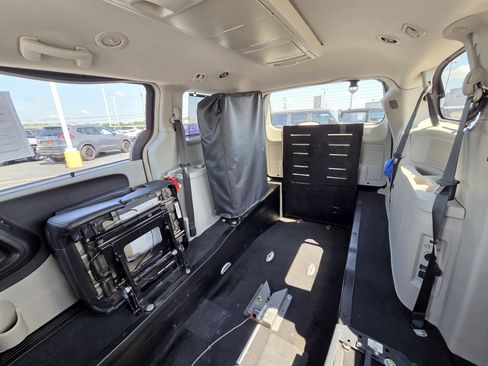 Used 2015 Chrysler Town & Country Touring w/ Driver Convenience Group FWD image 4