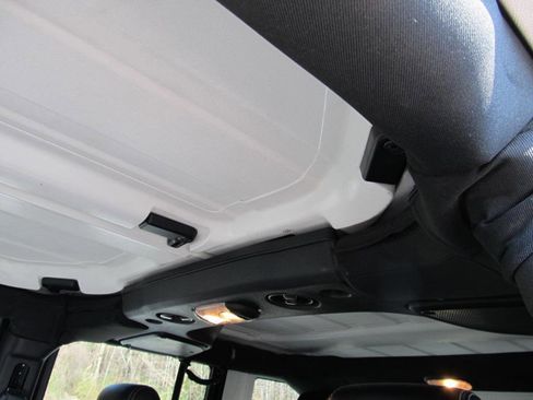 Used 2016 Jeep Wrangler Unlimited Rubicon w/ Connectivity Group image 29