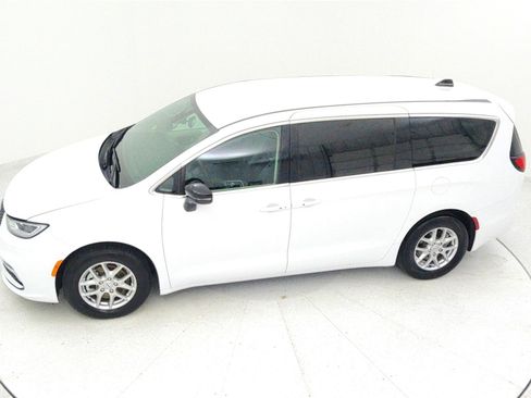 Used 2024 Chrysler Pacifica Touring-L image 36