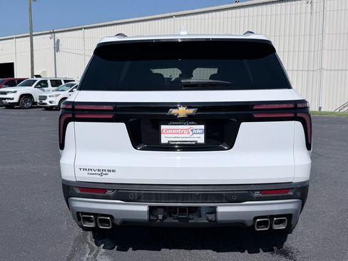 Used 2025 Chevrolet Traverse LT FWD image 8