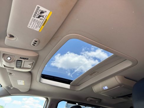 Used 2016 Chrysler Town & Country Touring-L FWD image 27