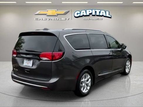 Used 2017 Chrysler Pacifica Touring-L Plus w/ Tire & Wheel Group FWD image 5
