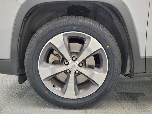 Used 2020 Jeep Cherokee Limited FWD image 31