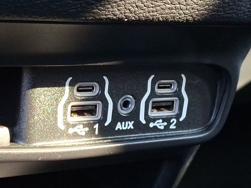 Used 2023 Chrysler Pacifica Touring FWD image 27