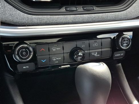 Certified 2023 Jeep Compass Latitude w/ Sun and Sound Group AWD/4WD image 18