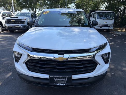 Used 2024 Chevrolet TrailBlazer LS FWD image 3