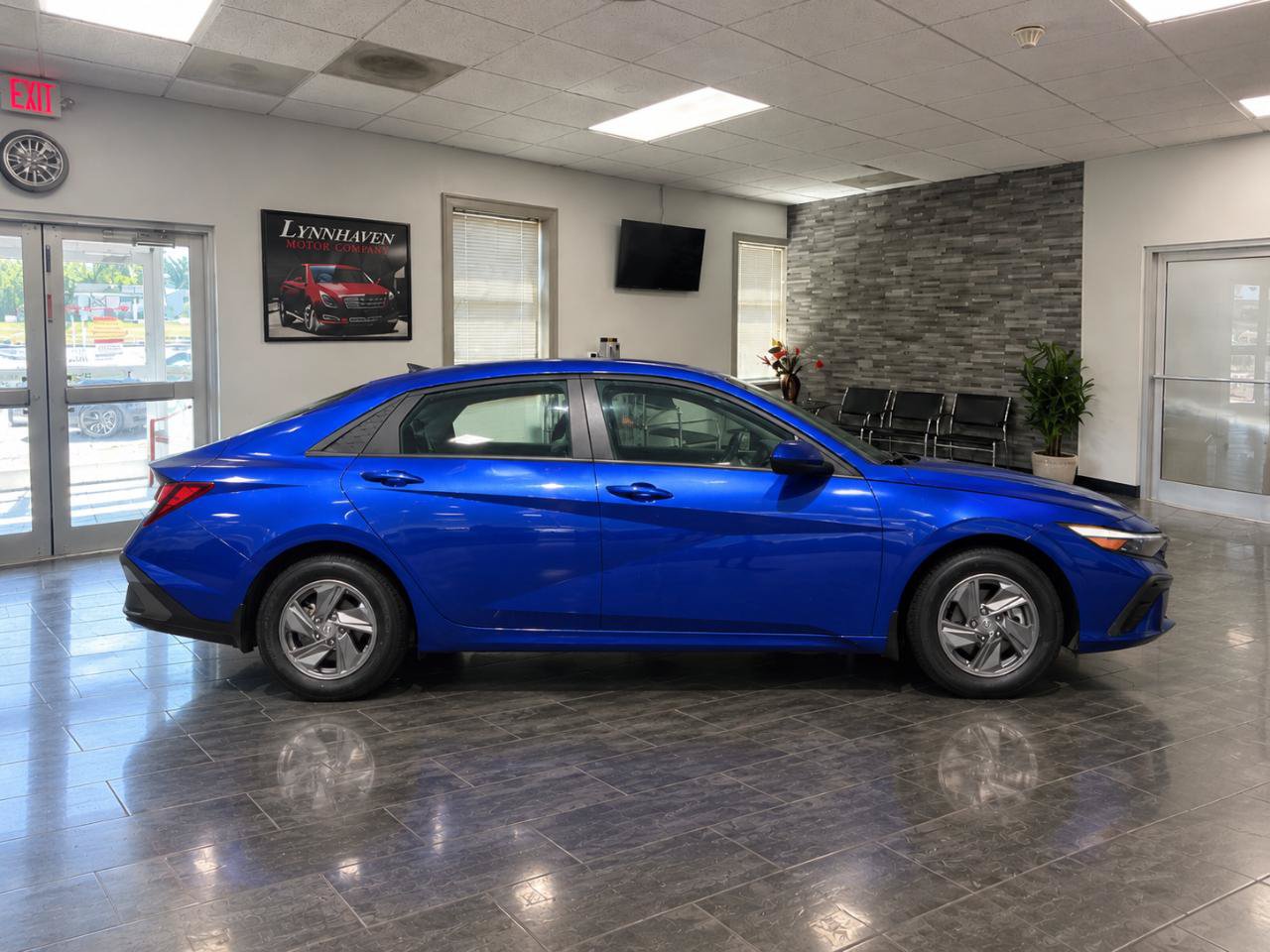 Used 2024 Hyundai Elantra SE FWD image 5