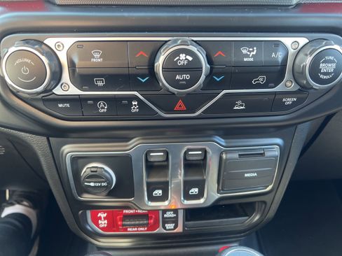 Used 2022 Jeep Wrangler Rubicon AWD/4WD image 18