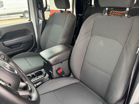 Used 2022 Jeep Gladiator Willys AWD/4WD image 19
