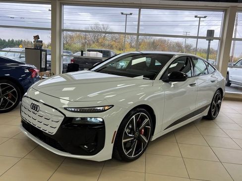 Certified 2025 Audi S6 e-tron Prestige w/ 21" Black Optic Package image 5