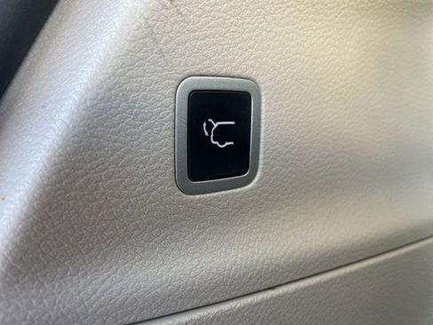 Used 2023 Chrysler Pacifica Touring-L image 20