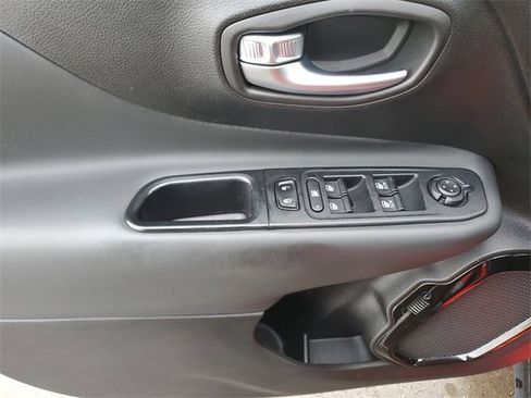 Used 2018 Jeep Renegade Altitude image 17