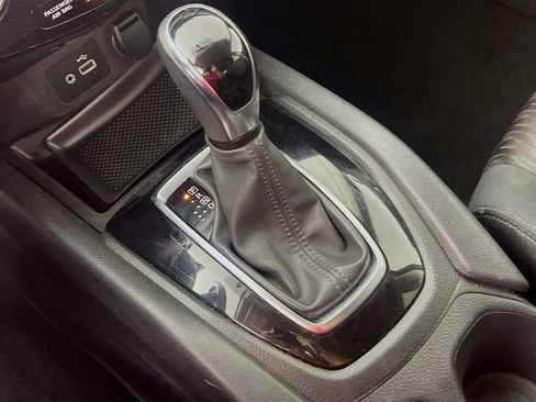 Used 2018 Nissan Rogue SV image 17