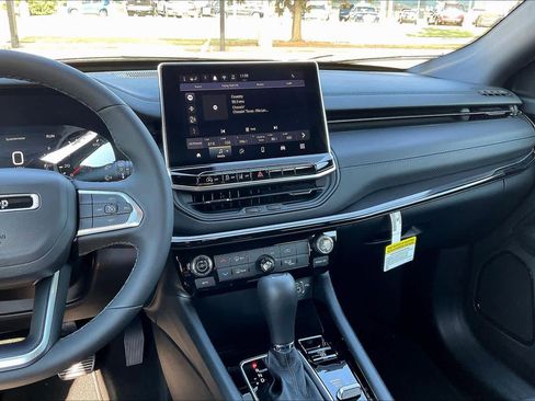 Used 2026 Jeep Compass Latitude image 6