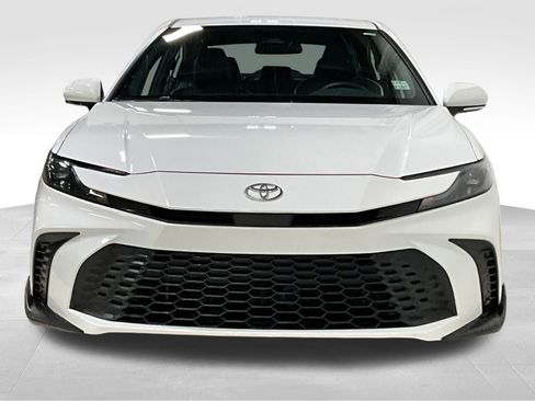 Used 2025 Toyota Camry SE image 2