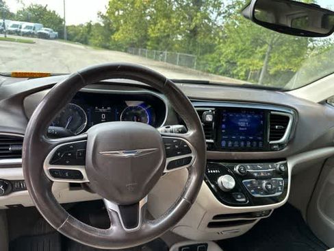 Used 2017 Chrysler Pacifica Touring-L FWD image 6