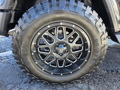 Used 2018 Jeep Wrangler Unlimited Sahara image 30