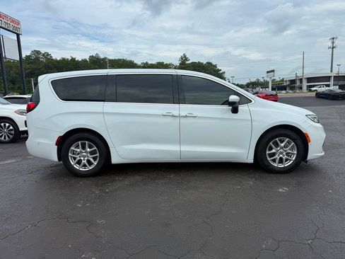 Used 2023 Chrysler Pacifica Touring-L FWD image 2