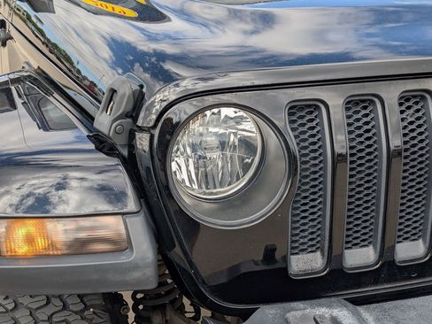 Used 2019 Jeep Wrangler Unlimited Sahara w/ Uconnect 4C Nav & Sound Group AWD/4WD image 10
