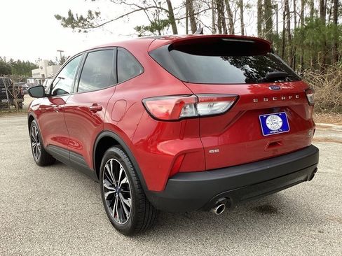Used 2022 Ford Escape SE w/ SE Sport Appearance Package image 7