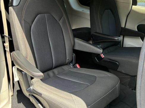 Used 2020 Chrysler Pacifica Touring FWD image 17