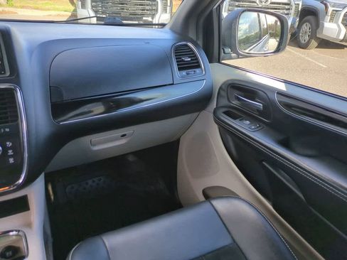 Used 2017 Dodge Grand Caravan SXT image 17