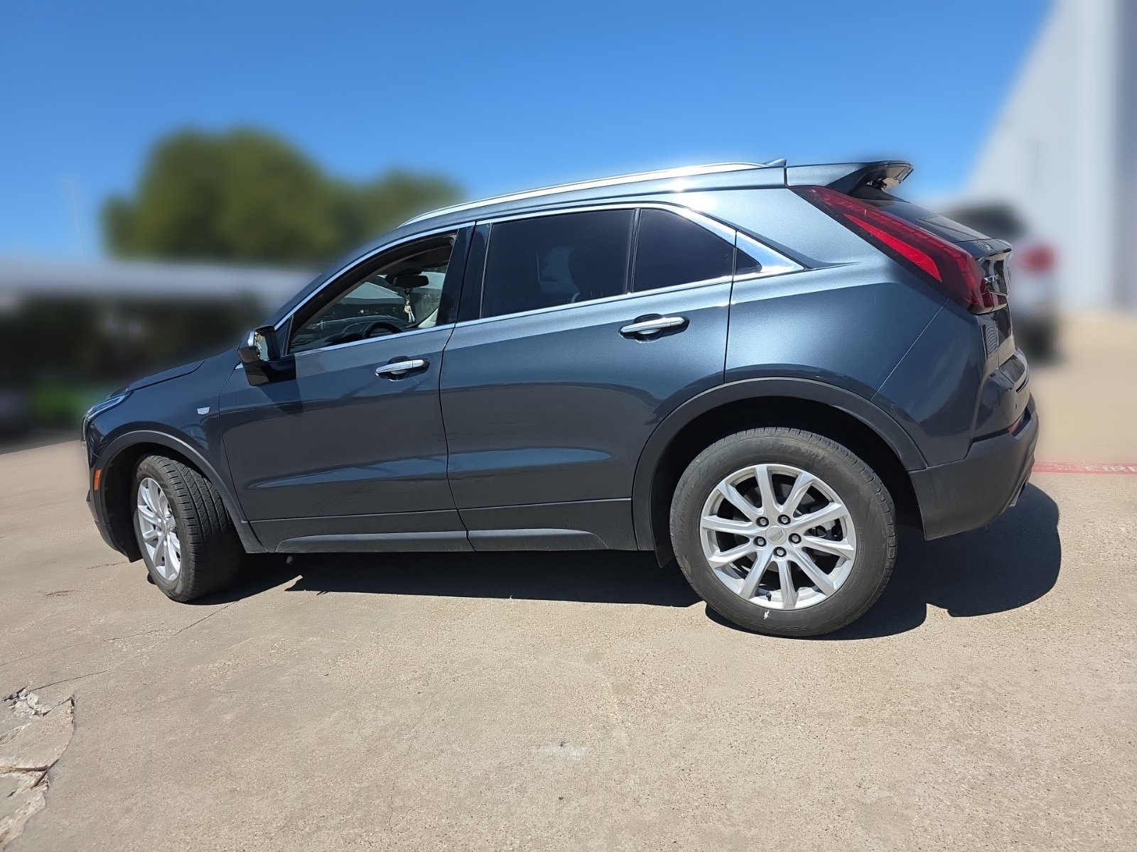 Used 2021 Cadillac XT4 Luxury w/ Cold Weather Package FWD image 5