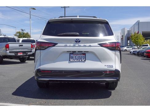 Certified 2024 Toyota Sienna Platinum FWD image 5