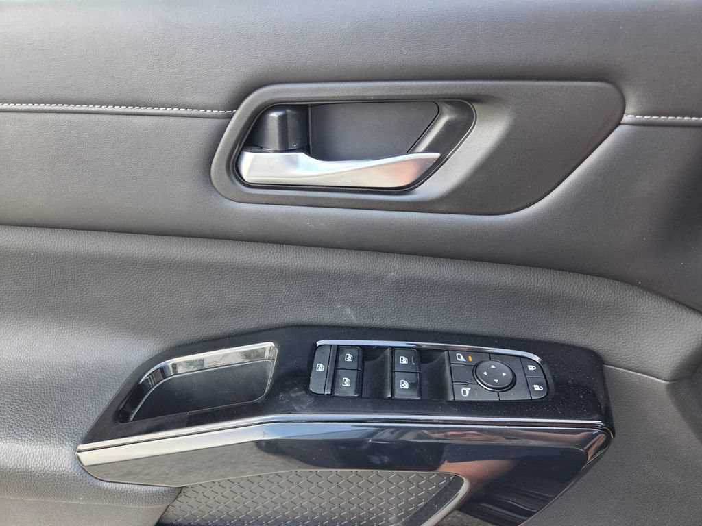 Used 2022 Nissan Pathfinder S FWD image 22