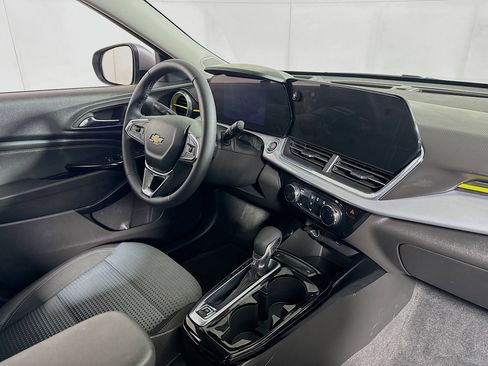 Used 2025 Chevrolet Trax LT w/ LT Convenience Package image 27