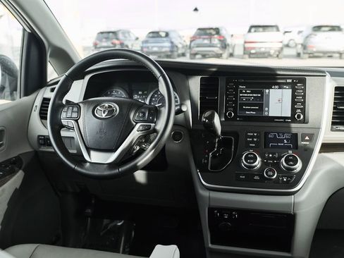 Used 2020 Toyota Sienna XLE w/ XLE Navigation Package image 30