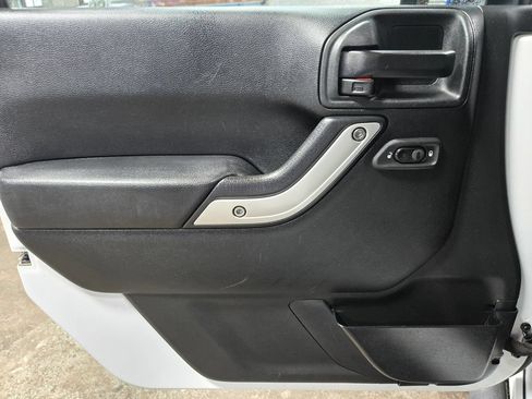 Used 2017 Jeep Wrangler Sahara w/ Connectivity Group AWD/4WD image 8