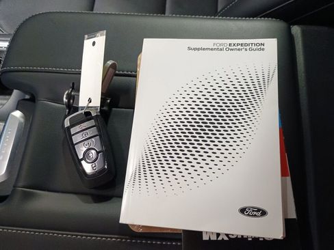 Used 2025 Ford Expedition Platinum image 4