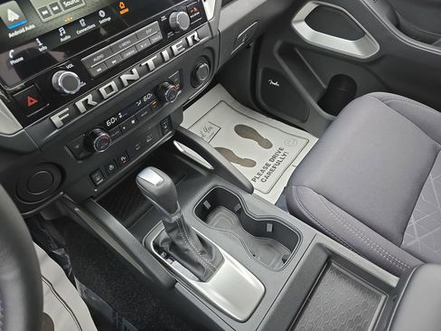 Used 2025 Nissan Frontier SV w/ SV Convenience Package image 27