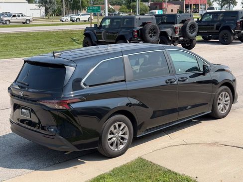 Used 2025 Toyota Sienna LE FWD image 6