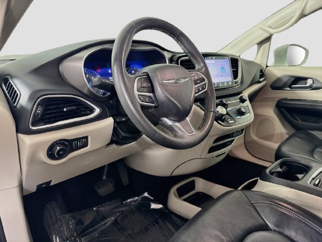 Used 2022 Chrysler Pacifica Touring-L FWD image 22