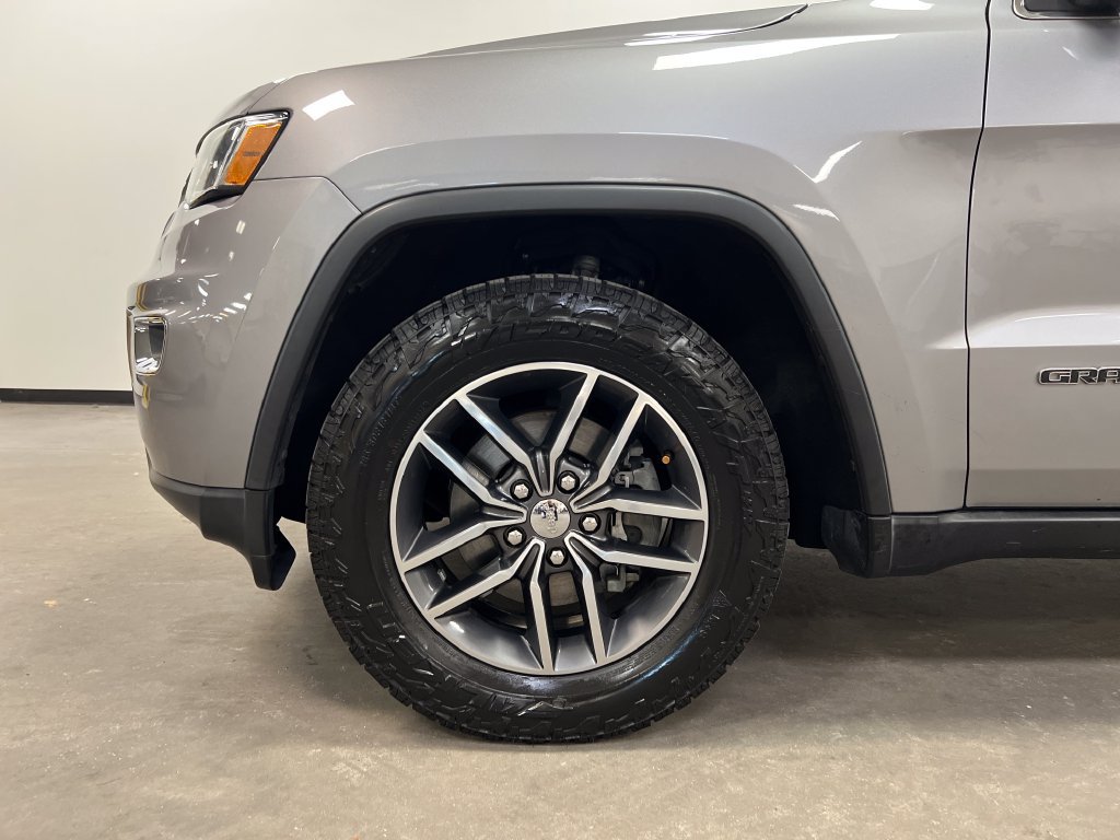 Used 2018 Jeep Grand Cherokee Laredo RWD image 28