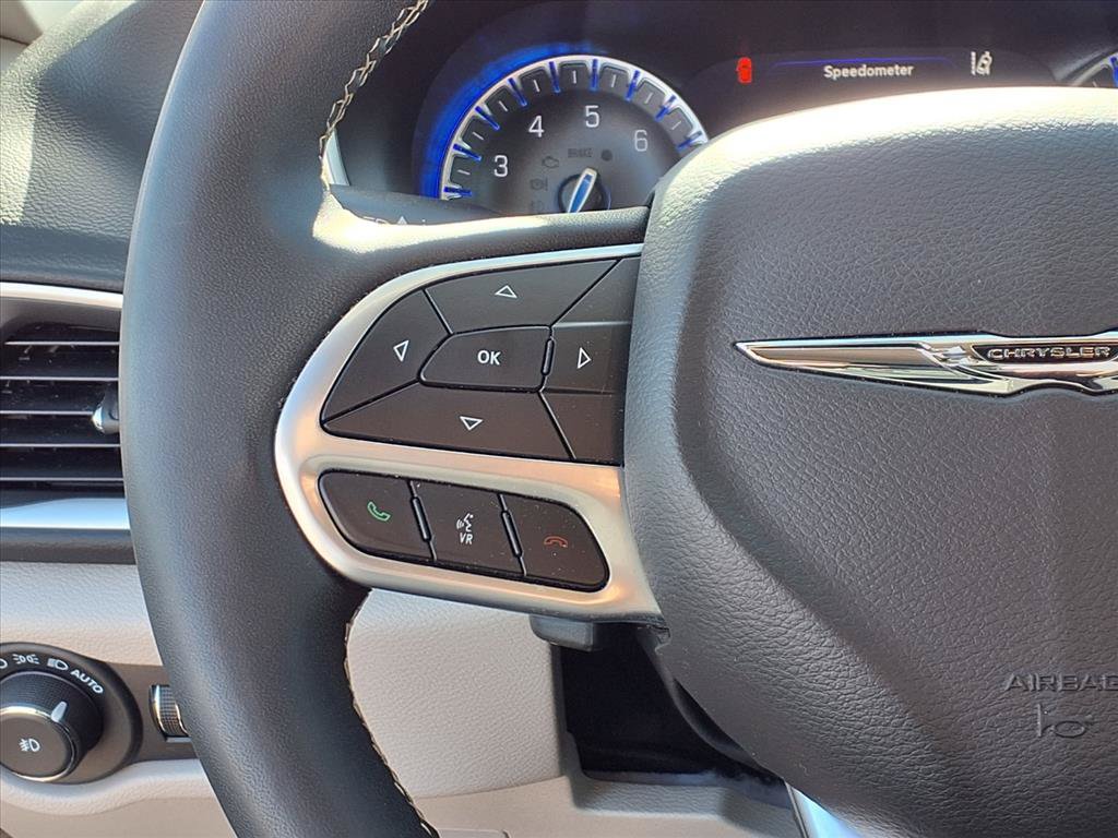 Used 2024 Chrysler Pacifica Touring-L FWD image 15